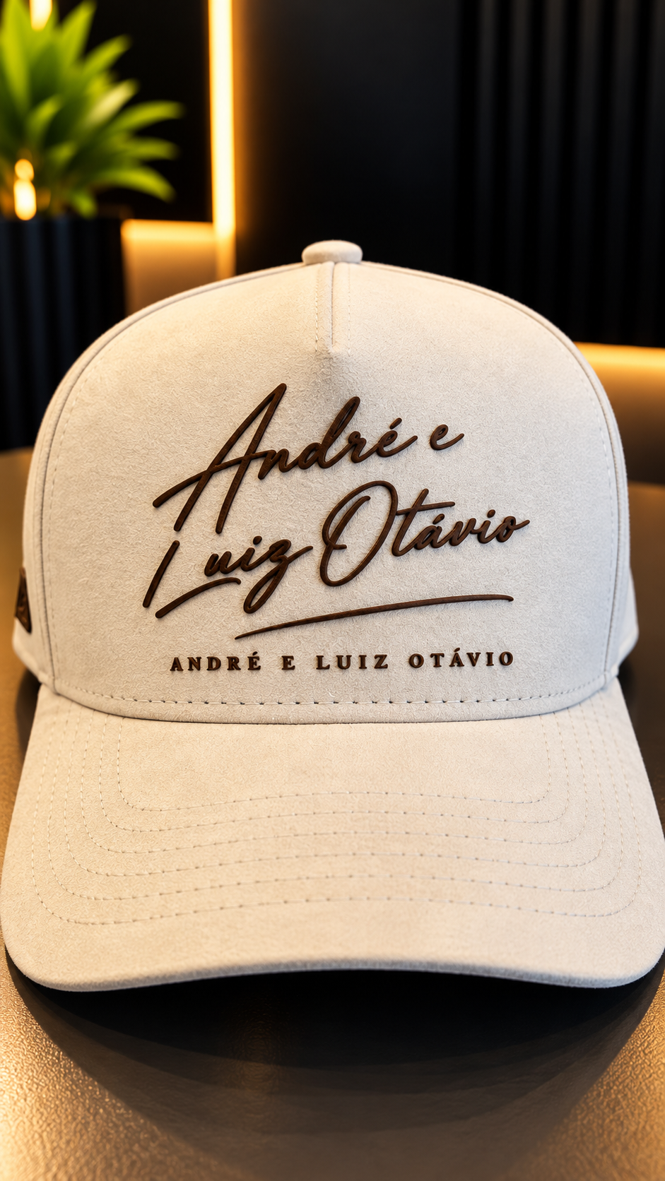 Boné claro collab André e Luiz Otávio